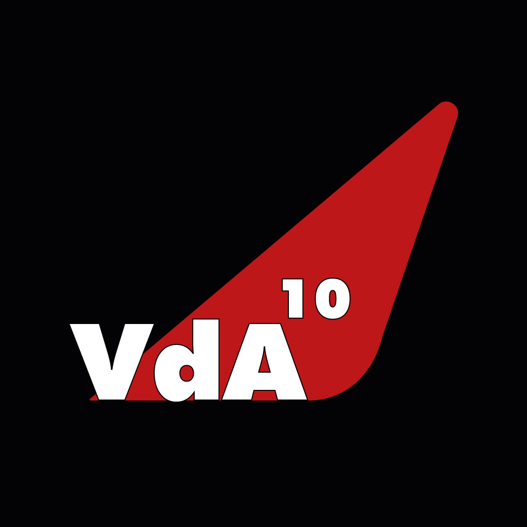 Logo conmemorativo de los 10 años de VadeAviones diseñado por Azafata hipóxica.